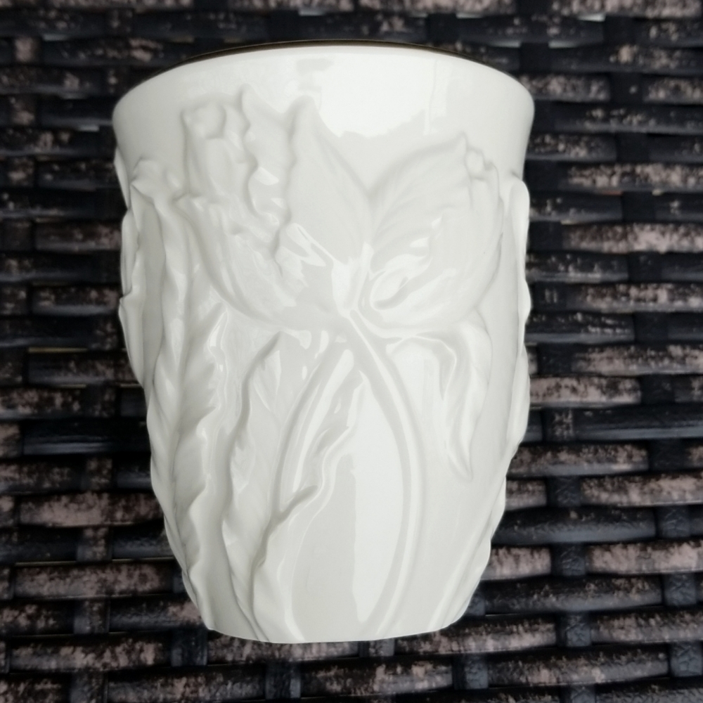 Lovely Lenox toothbrush holder